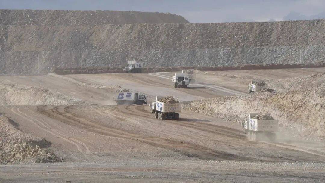 伯鐳科技 超500臺純電無人礦卡落地，首創“雙無人”模式引領礦山智能化變革